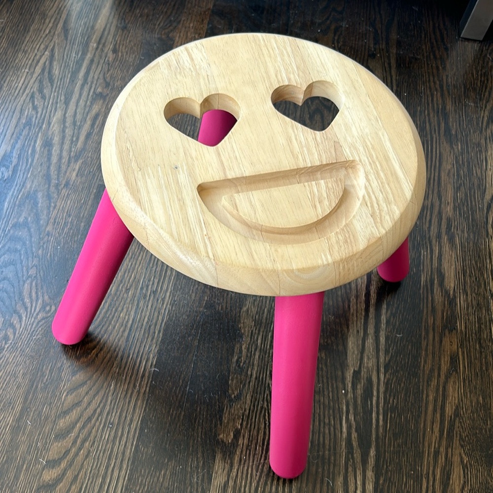 Smiley face stool with detachable legs